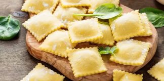 İtalyan mutfağı, makarna sanatının zirvesi olarak kabul edilir ve her bir makarna çeşidi, ülkenin farklı bir bölgesinden bir hikaye ve lezzet taşır. Bu haberimizde, İtalya'nın gastronomik yönelimlerini mükemmel bir şekilde özetleyen beş ikonik yemek olan Ravioli, Fettucine Alfredo, Fırında Lazanya, Penne Arabiata ve Spagetti Bolonez'i karşılaştırıyor ve her birinin mutfak kültüründeki derin yerini inceliyoruz. Bu beşli, İtalyan yemek çeşitliliğini ve lezzet zenginliğini tek bir başlık altında topluyor. konulu bir haber görseli.