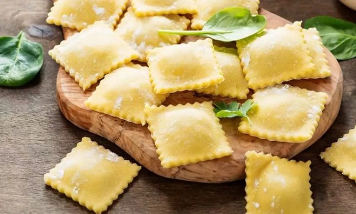 İtalyan Makarnalarının Beş Büyük Efsanesi Ravioli'den Bolonez'e İtalyan mutfağı, makarna sanatının zirvesi olarak kabul edilir ve her bir makarna çeşidi, ülkenin farklı bir bölgesinden bir hikaye ve lezzet taşır. Bu haberimizde, İtalya'nın gastronomik yönelimlerini mükemmel bir şekilde özetleyen beş ikonik yemek olan Ravioli, Fettucine Alfredo, Fırında Lazanya, Penne Arabiata ve Spagetti Bolonez'i karşılaştırıyor ve her birinin mutfak kültüründeki derin yerini inceliyoruz. Bu beşli, İtalyan yemek çeşitliliğini ve lezzet zenginliğini tek bir başlık altında topluyor. konulu bir haber görseli.