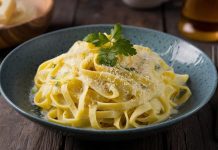 İtalyan mutfağı, lezzetin ve sadeliğin birleştiği bir sanat formudur ve bu mutfak geleneğinin en bilinen dört ikonik yemeği vardır. Bu yemekler, Fettucine Alfredo'nun kremsi zenginliğinden, Penne Arabiata'nın ateşli acılığına, Spagetti Bolonez'in doyurucu derinliğine ve Fırında Lazanya'nın katmanlı ihtişamına kadar uzanan geniş bir lezzet yelpazesi sunar. Her biri İtalya'nın farklı bir bölgesini ve gastronomik yönelimini temsil eden bu dört başyapıt, dünya sofralarında hak ettikleri yerlerini almıştır. Bu kapsamlı haberimizde, bu dört klasik makarnanın tarihini, hazırlanışını ve benzersiz özelliklerini inceliyoruz. Konulu bir haber görseli.