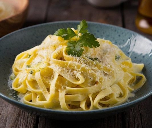 İtalyan mutfağı, lezzetin ve sadeliğin birleştiği bir sanat formudur ve bu mutfak geleneğinin en bilinen dört ikonik yemeği vardır. Bu yemekler, Fettucine Alfredo'nun kremsi zenginliğinden, Penne Arabiata'nın ateşli acılığına, Spagetti Bolonez'in doyurucu derinliğine ve Fırında Lazanya'nın katmanlı ihtişamına kadar uzanan geniş bir lezzet yelpazesi sunar. Her biri İtalya'nın farklı bir bölgesini ve gastronomik yönelimini temsil eden bu dört başyapıt, dünya sofralarında hak ettikleri yerlerini almıştır. Bu kapsamlı haberimizde, bu dört klasik makarnanın tarihini, hazırlanışını ve benzersiz özelliklerini inceliyoruz. Konulu bir haber görseli.