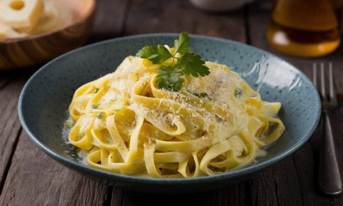 İtalyan mutfağı, lezzetin ve sadeliğin birleştiği bir sanat formudur ve bu mutfak geleneğinin en bilinen dört ikonik yemeği vardır. Bu yemekler, Fettucine Alfredo'nun kremsi zenginliğinden, Penne Arabiata'nın ateşli acılığına, Spagetti Bolonez'in doyurucu derinliğine ve Fırında Lazanya'nın katmanlı ihtişamına kadar uzanan geniş bir lezzet yelpazesi sunar. Her biri İtalya'nın farklı bir bölgesini ve gastronomik yönelimini temsil eden bu dört başyapıt, dünya sofralarında hak ettikleri yerlerini almıştır. Bu kapsamlı haberimizde, bu dört klasik makarnanın tarihini, hazırlanışını ve benzersiz özelliklerini inceliyoruz. Konulu bir haber görseli.