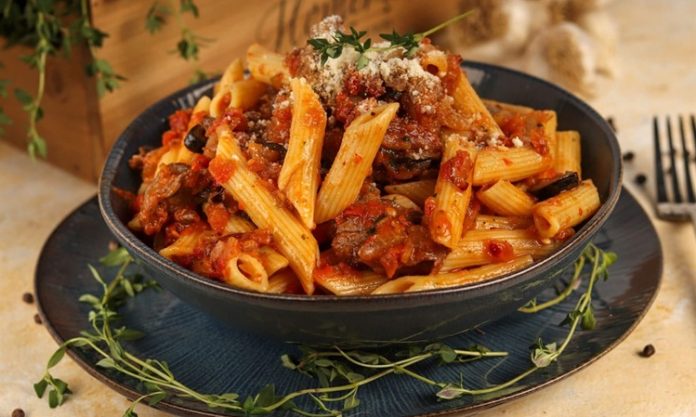 İtalyan Makarnalarının İki Zıt Kutbu Penne Arabiata ve Spagetti Bolonez İtalyan mutfağı, dünyanın en sevilen ve en çeşitli mutfak kültürlerinden biridir. Bu zenginliğin merkezinde ise, her biri farklı bir hikaye ve lezzet taşıyan makarna sosları yer alır. Bu haberimizde, Roma’nın ateşli ve basit klasiği Penne Arabiata ile Bolonya’nın zengin ve doyurucu tacını temsil eden Spagetti Bolonez’i karşılaştırıyor ve her iki sosun da derin kültürel ve gastronomik özelliklerini inceliyoruz. Bu iki ikonik yemek, İtalya’nın farklı bölgelerinde nasıl bir mutfak kimliği oluşturduğunun mükemmel bir örneğidir. Konulu bir haber görseli.
