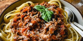 İtalyan Mutfağının Efsane Lezzeti Spagetti Bolonez’in Sırları Klasik İtalyan Mutfağının Taçsız Kralı Spagetti Bolonez'in Sırrı ve Hikayesi Spagetti Bolonez, dünya mutfaklarının en popüler ve sevilen yemeklerinden biridir. İtalya'nın Bolonya bölgesinden çıkan bu klasik tarif, sadece bir yemek olmaktan öte, nesiller boyu aktarılan bir mutfak kültürü mirasıdır. Basit gibi görünse de, gerçek bir Bolonez sosu hazırlamak, sabır, doğru malzemeler ve belirli pişirme teknikleri gerektirir. Bu lezzetli yemeğin ardındaki derin hikayeyi ve onu bu kadar özel yapan incelikleri keşfetmeye hazır olun. Konulu bir haber görseli.