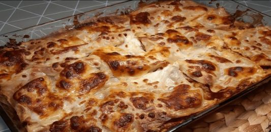 İtalyan Mutfağının Üç Büyükler Buluşması Fırında Lazanya Penne Arabiata ve Spagetti Bolonez İtalyan mutfağı, dünyanın dört bir yanında lezzet ve tutku ile anılan bir gastronomi geleneğidir. Bu mutfağın derinliğini ve çeşitliliğini en iyi yansıtan üç ikonik yemek, Bolonya’nın katmanlı zenginliği Fırında Lazanya, aynı bölgenin klasik et sosu Spagetti Bolonez ve Roma’nın ateşli sadeleştirilmiş lezzeti Penne Arabiata'dır. Her biri farklı bir hazırlık tekniği ve tarihi arka plana sahip olan bu üçlü, İtalya'nın bölgesel mutfak kimliklerini ve makarna kültürünün çeşitliliğini gözler önüne serer. Bu haberimizde, bu üç başyapıtın sırlarını ve sofralarımızdaki yerlerini inceliyoruz. Konulu bir haber görseli.