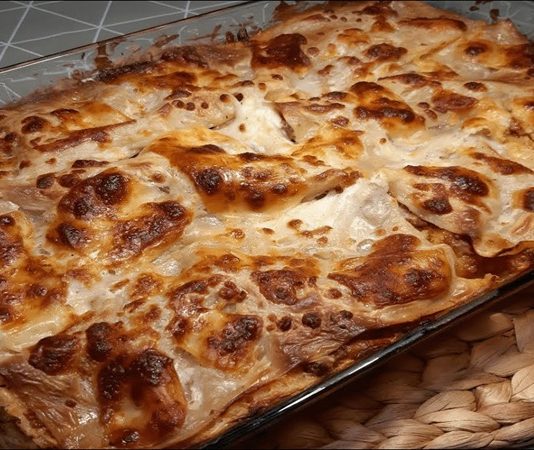 İtalyan mutfağı, dünyanın dört bir yanında lezzet ve tutku ile anılan bir gastronomi geleneğidir. Bu mutfağın derinliğini ve çeşitliliğini en iyi yansıtan üç ikonik yemek, Bolonya’nın katmanlı zenginliği Fırında Lazanya, aynı bölgenin klasik et sosu Spagetti Bolonez ve Roma’nın ateşli sadeleştirilmiş lezzeti Penne Arabiata'dır. Her biri farklı bir hazırlık tekniği ve tarihi arka plana sahip olan bu üçlü, İtalya'nın bölgesel mutfak kimliklerini ve makarna kültürünün çeşitliliğini gözler önüne serer. Bu haberimizde, bu üç başyapıtın sırlarını ve sofralarımızdaki yerlerini inceliyoruz. Konulu bir haber görseli.