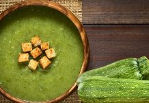 Kış aylarının gelmesiyle birlikte beslenme uzmanları ve şeflerin önerdiği sebze çorbaları arasında ıspanak çorbası yeniden öne çıkmaya başladı. Hem vitamin açısından zengin olması hem de hafif dokusuyla tercih edilen bu çorba, özellikle bağışıklığın zayıfladığı dönemlerde büyük ilgi görüyor. Son haftalarda hem restoran menülerinde hem de ev yemeklerinde daha sık yer alması, ıspanak çorbası trendinin güçlendiğini gösteriyor. Konulu bir haber görseli.