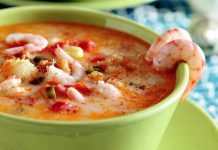 Denizden Sofralara Gelen Lezzetli ve Besleyici Tarif, Karides Çorbası Deniz ürünleri severler için vazgeçilmez bir seçenek olan karides çorbası, hem hafif hem de besleyici yapısıyla sofralarda öne çıkıyor. İçerdiği taze karides, çeşitli sebzeler ve aromatik baharatlar sayesinde hem lezzet hem de sağlık açısından zengin bir öğün sunuyor. Özellikle akşam yemeklerinde ya da özel davetlerde başlangıç olarak tercih edilen bu çorba, deniz mahsullerinin doğal aromasıyla öne çıkıyor. Konulu bir haber görseli.