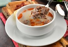 Anadolu mutfağının geleneksel lezzetleri arasında yer alan kelle çorbası, yüzyıllardır halkın hem şifa amaçlı hem de doyurucu bir öğün olarak tercih ettiği bir yemek olma özelliğini koruyor. Tarihi Osmanlı dönemine kadar uzanan bu özel çorba, özellikle kış aylarında artan tüketimiyle dikkat çekiyor. Anadolu’nun birçok şehrinde farklı yorumlarla hazırlansa da çorbanın özü, uzun süre pişirilen kelle etiyle elde edilen besleyici ve aromatik bir suya dayanıyor. Konulu bir haber görseli.