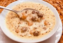 Kırklareli köfteli çorba, Trakya mutfağının özgün lezzetlerinden biridir ve yöresel çorba çeşitleri arasında özel bir yere sahiptir. Küçük köfteler ve sebzelerle hazırlanan bu çorba, hem doyurucu hem de besleyici yapısıyla öne çıkar. Özellikle kış aylarında sofralarda sıkça tercih edilen Kırklareli köfteli çorba, geleneksel tarifleriyle nesiller boyu hazırlanarak kültürel bir miras niteliği taşır. Konulu bir haber görseli.