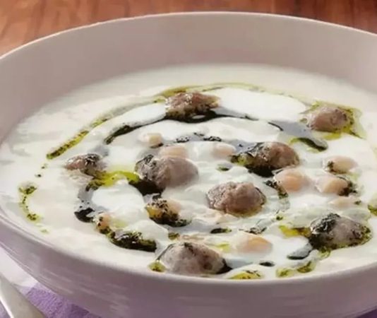 Lebeniye Çorbası Geleneksel Tatlarıyla Sofralarda Yeniden Gözde Lebeniye çorbası, Türk mutfağının yöresel lezzetleri arasında kendine özgü bir yere sahip. Özellikle Doğu ve Güneydoğu Anadolu bölgelerinde köklü bir geleneğe sahip olan bu çorba, hem besleyici hem de doyurucu bir yapıya sahip olmasıyla biliniyor. Yoğurt ve nohut kullanımıyla hazırlanan lebeniye çorbası, sofralarda hem ana yemek öncesi hem de hafif öğün olarak tercih ediliyor. Geleneksel tariflerin modern mutfaklarda yeniden yorumlanması, bu çorbanın popülerliğini artırıyor. Konulu bir haber görseli.