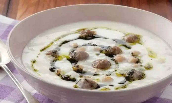 Lebeniye Çorbası Geleneksel Tatlarıyla Sofralarda Yeniden Gözde Lebeniye çorbası, Türk mutfağının yöresel lezzetleri arasında kendine özgü bir yere sahip. Özellikle Doğu ve Güneydoğu Anadolu bölgelerinde köklü bir geleneğe sahip olan bu çorba, hem besleyici hem de doyurucu bir yapıya sahip olmasıyla biliniyor. Yoğurt ve nohut kullanımıyla hazırlanan lebeniye çorbası, sofralarda hem ana yemek öncesi hem de hafif öğün olarak tercih ediliyor. Geleneksel tariflerin modern mutfaklarda yeniden yorumlanması, bu çorbanın popülerliğini artırıyor. Konulu bir haber görseli.