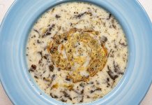 Malatya usulü tarhana, Türk mutfağının geleneksel çorbalarından biri olarak bilinir ve özellikle kış aylarında sofralarda sıkça yer alır. Fermente edilmiş yoğurt ve buğday karışımı ile hazırlanan tarhana, hem besleyici hem de enerji verici bir çorba olarak öne çıkar. Malatya usulü tarhana çorbası, yöresel tariflere sadık kalındığında hem yoğun aromalı hem de doyurucu bir öğün sunar. Konulu bir haber görseli.