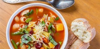 İtalyan mutfağının en bilinen ve en renkli çorbalarından biri olan Minestrone, hem ev sofralarının hem de restoran menülerinin vazgeçilmezlerinden biri hâline gelmiştir. Taze sebzeler, mevsimlik malzemeler ve zengin aromasıyla öne çıkan bu çorba, İtalya’nın kültürel mirasını ve mutfak çeşitliliğini temsil eder. Minestrone, sadece lezzet açısından değil, sağlıklı ve besleyici yapısıyla da dünya genelinde gastronomi meraklılarının ilgisini çekmektedir. Hem hafif hem de doyurucu bir seçenek olması, bu çorbayı her yaş grubundan insan için cazip kılmaktadır. Konulu bir haber görseli.