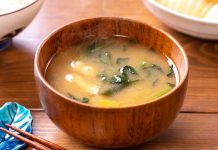 Miso, Japon mutfağının vazgeçilmez lezzetlerinden biridir ve son yıllarda dünya genelinde sağlıklı beslenme trendleri arasında önemli bir yer kazanmıştır. Miso, fermente edilmiş soya fasulyesi ve tuzdan elde edilen geleneksel bir Japon gıdasıdır. Sade görünmesine rağmen, içerdiği zengin besin değerleri sayesinde hem lezzet hem de sağlık açısından büyük faydalar sunar. Japon kültüründe günlük beslenmenin ayrılmaz bir parçası olan miso, çorba, sos ve hatta bazı tatlı tariflerinde bile kullanılmaktadır. Konulu bir haber görseli.