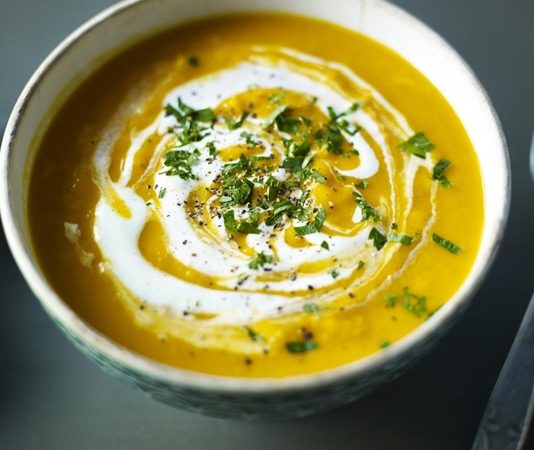 Mulligatawny Hindistan’dan Dünyaya Uzanan Baharatlı Çorba Fenomeni Hindistan mutfağının en renkli ve aromatik çorbalarından biri olan Mulligatawny, son yıllarda dünya mutfağında yeniden popülerleşiyor. Baharatlı, kremamsı ve besleyici yapısıyla öne çıkan bu çorba, hem restoran menülerinde hem de ev yapımı tariflerde ilgi görüyor. İngiliz sömürge döneminde popülerlik kazanan Mulligatawny, günümüzde modern mutfaklarda farklı yorumlarla sunuluyor. Türkiye’de de gastronomi meraklılarının ilgisini çeken bu çorba, hem geleneksel Hindistan lezzetini hem de çağdaş tatları bir araya getiriyor. Konulu bir haber görseli.