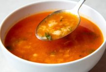 Ovmaç çorbası, Türk mutfağının yöresel çorbaları arasında kendine has bir yere sahip. Özellikle İç Anadolu ve Doğu Anadolu bölgelerinde uzun yıllardır yapılan bu çorba, hem doyurucu hem de besleyici yapısıyla dikkat çekiyor. Un ve yumurta ile hazırlanan hamur parçacıkları, çorbanın kendine özgü kıvamını sağlarken, yöresel et veya sebzelerle zenginleştirilen tarifler, sofralara farklı bir aroma katıyor. Ovmaç çorbası, hem ev yemeklerinde hem de restoran menülerinde yöresel tatları yaşatmak isteyenler için önemli bir seçenek olarak öne çıkıyor. Konulu bir haber görseli.