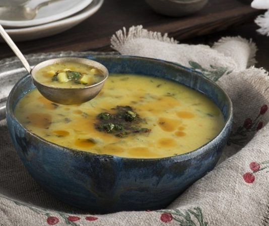 Kış aylarının gelmesiyle birlikte sebze çorbalarına yönelik ilgi hızla artarken, son dönemde özellikle pazı çorbası öne çıkmaya başladı. Hem hafif hem de oldukça besleyici bir yapıya sahip olan bu çorba, bağışıklık sisteminin güçlendirilmesinde rol oynayan doğal vitamin ve mineraller içeriyor. Uzmanlara göre, günlük beslenme rutinine pazı çorbası eklemek, özellikle soğuk havalarda sağlığı desteklemek adına önemli bir tercih olabilir. Konulu bir haber görseli.