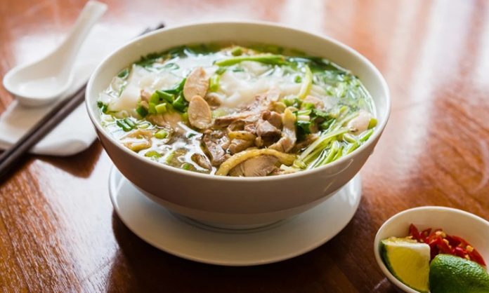 Vietnam mutfağının dünya çapında tanınan ve en çok sevilen yemeklerinden biri olan Pho, hem sokak yemekleri kültürünün hem de gurme restoranların vazgeçilmezlerinden biri hâline gelmiştir. Hafif ama bir o kadar da aromatik yapısıyla öne çıkan bu çorba, özellikle et suyu bazlı tarifleri ve taze baharatlarıyla farklı damak zevklerine hitap eder. Pho, sadece bir çorba değil, aynı zamanda Vietnam’ın tarihini, kültürel dokusunu ve mutfak geleneğini sofralara taşıyan önemli bir gastronomik mirastır. Konulu bir haber görseli.