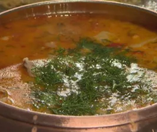 Şalgamlı çorba, Türk mutfağında özellikle yöresel lezzetleri sevenlerin favorileri arasında yer alıyor. Hem sağlıklı hem de farklı aromasıyla öne çıkan bu çorba, özellikle Ege ve Güneydoğu bölgelerinde geleneksel olarak hazırlanıyor. Şalgam suyunun verdiği hafif ekşi tat, çorbaya hem ferahlatıcı bir özellik katıyor hem de sofralarda eşsiz bir lezzet oluşturuyor. Şalgamlı çorba, hem ev yemeklerinde hem de restoran menülerinde giderek daha fazla tercih edilen bir çorba türü haline geldi. Konulu bir haber görseli.