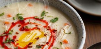 Saray çorbası, Osmanlı mutfağının zenginliğini yansıtan en seçkin çorbalardan biridir. Hem görsellik hem de lezzet açısından öne çıkan bu çorba, tarih boyunca saray sofralarında sıkça tercih edilmiştir. Günümüzde de hem özel günlerde hem de geleneksel yemeklerde hazırlanarak sofralara taşınmaktadır. Saray çorbası, besleyici ve doyurucu yapısıyla özellikle kış aylarında tercih edilen bir başlangıç olarak öne çıkar. Konulu bir haber görseli.