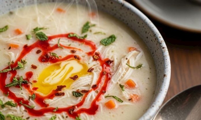 Saray çorbası, Osmanlı mutfağının zenginliğini yansıtan en seçkin çorbalardan biridir. Hem görsellik hem de lezzet açısından öne çıkan bu çorba, tarih boyunca saray sofralarında sıkça tercih edilmiştir. Günümüzde de hem özel günlerde hem de geleneksel yemeklerde hazırlanarak sofralara taşınmaktadır. Saray çorbası, besleyici ve doyurucu yapısıyla özellikle kış aylarında tercih edilen bir başlangıç olarak öne çıkar. Konulu bir haber görseli.