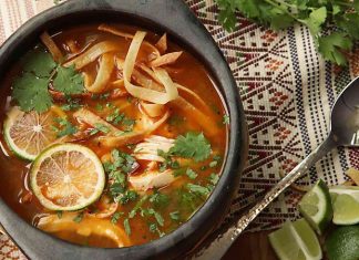 Sopa De Lima Dünyada Ün Kazanan Maya Lezzeti Geri Dönüyor Meksika mutfağının en köklü ve en özel tariflerinden biri olan Sopa de Lima, son yıllarda dünya gastronomisinde yeniden büyük bir ilgi görmeye başladı. Yucatán Yarımadası’ndan doğan bu geleneksel çorba, hem aromatik yapısı hem de ferahlatıcı tadıyla farklı kültürlerdeki şeflerin menülerine hızla dahil ediliyor. Özellikle son dönemlerde Latin Amerika mutfağına yönelik artan merak, bu eşsiz çorbanın da popülerliğini önemli ölçüde artırmış durumda. İçindeki taze malzemeler, bölgenin kendine has kokuları ve karakteristik ekşi dokunuş, Sopa de Limayı gastronomik açıdan özel bir yere taşıyor. Konulu bir haber görseli.