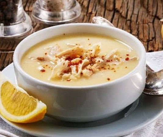 Kış aylarının gelmesiyle birlikte Türk mutfağının en sevilen klasiklerinden biri olan tavuk suyu çorbası yeniden gündeme taşındı. Hem besleyici yapısıyla hem de hastalıklara karşı destekleyici etkisiyle bilinen bu geleneksel çorba, özellikle soğuk havalarda sofraların vazgeçilmez bir parçası haline geliyor. Uzmanlar, doğal ve katkısız hazırlanan tavuk suyu çorbasının vücut direncini artırdığını ve sindirimi rahatlattığını belirtiyor. Bu nedenle gerek evlerde gerek restoranlarda çorbanın tüketimi ciddi şekilde artmış durumda. Konulu bir haber görseli.