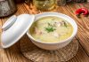 Tavuklu kremalı çorba, son yıllarda hem pratik hem de doyurucu bir yemek alternatifi olarak öne çıkıyor. Özellikle soğuk kış günlerinde sofralara sıcaklık ve lezzet katan bu çorba, evde kolaylıkla hazırlanabilmesi sayesinde mutfakların vazgeçilmezlerinden biri haline geldi. Tavuk ve kremalı çorba kombinasyonu, damaklarda yumuşak ve zengin bir tat bırakırken, besleyici içeriği ile de öne çıkıyor. Konulu bir haber görseli.