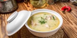 Tavuklu kremalı çorba, son yıllarda hem pratik hem de doyurucu bir yemek alternatifi olarak öne çıkıyor. Özellikle soğuk kış günlerinde sofralara sıcaklık ve lezzet katan bu çorba, evde kolaylıkla hazırlanabilmesi sayesinde mutfakların vazgeçilmezlerinden biri haline geldi. Tavuk ve kremalı çorba kombinasyonu, damaklarda yumuşak ve zengin bir tat bırakırken, besleyici içeriği ile de öne çıkıyor. Konulu bir haber görseli.