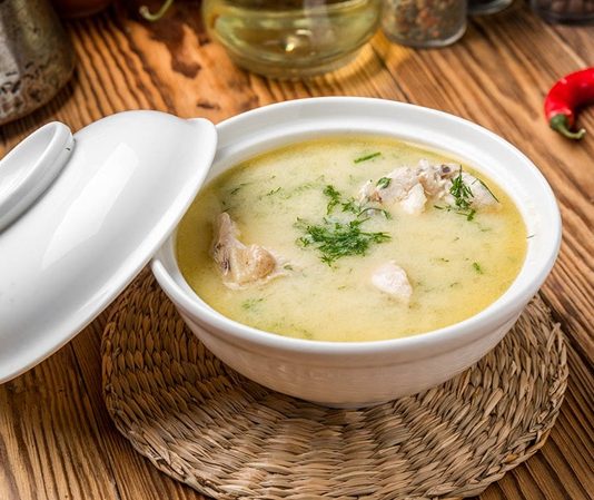 Tavuklu kremalı çorba, son yıllarda hem pratik hem de doyurucu bir yemek alternatifi olarak öne çıkıyor. Özellikle soğuk kış günlerinde sofralara sıcaklık ve lezzet katan bu çorba, evde kolaylıkla hazırlanabilmesi sayesinde mutfakların vazgeçilmezlerinden biri haline geldi. Tavuk ve kremalı çorba kombinasyonu, damaklarda yumuşak ve zengin bir tat bırakırken, besleyici içeriği ile de öne çıkıyor. Konulu bir haber görseli.