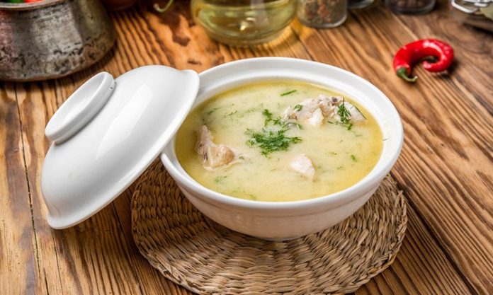 Cheese soup with chicken and vegetables Tavuklu kremalı çorba, son yıllarda hem pratik hem de doyurucu bir yemek alternatifi olarak öne çıkıyor. Özellikle soğuk kış günlerinde sofralara sıcaklık ve lezzet katan bu çorba, evde kolaylıkla hazırlanabilmesi sayesinde mutfakların vazgeçilmezlerinden biri haline geldi. Tavuk ve kremalı çorba kombinasyonu, damaklarda yumuşak ve zengin bir tat bırakırken, besleyici içeriği ile de öne çıkıyor. Konulu bir haber görseli.