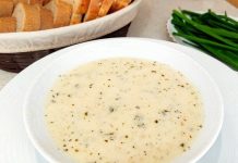 Türk mutfağının en geleneksel çorbalarından biri olan toyga çorbası, özellikle kış aylarında sofraların vazgeçilmez tatlarından biri olarak öne çıkıyor. Yoğurt ve buğday kullanılarak hazırlanan bu çorba, hem besleyici hem de doyurucu bir yapıya sahip. Anadolu’nun çeşitli bölgelerinde yüzyıllardır tüketilen toyga çorbası, özellikle bağışıklık sistemini güçlendirmek ve enerji kazanmak isteyenler için ideal bir seçenek olarak biliniyor. Çorbanın içerdiği yoğurt, buğday ve baklagiller, vücuda protein, vitamin ve mineral desteği sağlıyor. Konulu bir haber görseli.