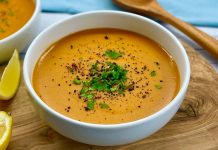 Türkiye’nin En Çok Tüketilen Çorbası Mercimek Çorbasında Geleneksel Lezzet Yeniden Yükselişte Türkiye’de hemen her evde, her lokantada ve neredeyse her günün menüsünde yerini alan mercimek çorbası, son dönemde hem restoranların hem de ev mutfaklarının en çok tercih edilen klasiklerinden biri olarak yeniden gündemde. Hem ekonomik oluşu hem de besleyici değeri sayesinde halk tarafından “günün çorbası” olarak görülmeye devam eden mercimek çorbası, günümüzde modern dokunuşlarla çeşitleniyor ve sofralarda güçlü bir geri dönüş yaşıyor. Uzmanlara göre bu yükselişin temelinde, tüketici alışkanlıklarının sade, doğal ve pratik yiyeceklere yönelmesi bulunuyor. Özellikle kış aylarının yaklaşmasıyla birlikte sıcak ve doyurucu çorbalara talep artarken, mercimek çorbası bu talebi en iyi karşılayan tariflerden biri olarak öne çıkıyor. Konulu bir haber görseli.