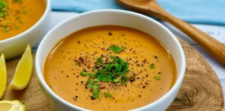 Türkiye’de hemen her evde, her lokantada ve neredeyse her günün menüsünde yerini alan mercimek çorbası, son dönemde hem restoranların hem de ev mutfaklarının en çok tercih edilen klasiklerinden biri olarak yeniden gündemde. Hem ekonomik oluşu hem de besleyici değeri sayesinde halk tarafından “günün çorbası” olarak görülmeye devam eden mercimek çorbası, günümüzde modern dokunuşlarla çeşitleniyor ve sofralarda güçlü bir geri dönüş yaşıyor. Uzmanlara göre bu yükselişin temelinde, tüketici alışkanlıklarının sade, doğal ve pratik yiyeceklere yönelmesi bulunuyor. Özellikle kış aylarının yaklaşmasıyla birlikte sıcak ve doyurucu çorbalara talep artarken, mercimek çorbası bu talebi en iyi karşılayan tariflerden biri olarak öne çıkıyor. Konulu bir haber görseli.