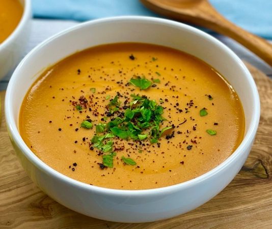 Türkiye’de hemen her evde, her lokantada ve neredeyse her günün menüsünde yerini alan mercimek çorbası, son dönemde hem restoranların hem de ev mutfaklarının en çok tercih edilen klasiklerinden biri olarak yeniden gündemde. Hem ekonomik oluşu hem de besleyici değeri sayesinde halk tarafından “günün çorbası” olarak görülmeye devam eden mercimek çorbası, günümüzde modern dokunuşlarla çeşitleniyor ve sofralarda güçlü bir geri dönüş yaşıyor. Uzmanlara göre bu yükselişin temelinde, tüketici alışkanlıklarının sade, doğal ve pratik yiyeceklere yönelmesi bulunuyor. Özellikle kış aylarının yaklaşmasıyla birlikte sıcak ve doyurucu çorbalara talep artarken, mercimek çorbası bu talebi en iyi karşılayan tariflerden biri olarak öne çıkıyor. Konulu bir haber görseli.