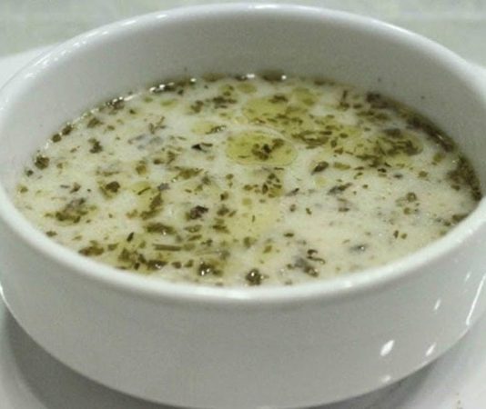 Yoğurt Çorbası: Sofraların Ferahlatan ve Besleyici Lezzeti Türk mutfağının vazgeçilmez çorbalarından biri olan yoğurt çorbası, hem yaz hem de kış sofralarında kendine özel bir yer edinmiş durumda. Yoğurt, un ve bazen pirinç ya da buğday kullanılarak hazırlanan bu çorba, hem besleyici hem de ferahlatıcı özelliğiyle dikkat çekiyor. Özellikle sindirimi kolaylaştırması ve vücuda enerji vermesi nedeniyle birçok aile tarafından tercih ediliyor. Yoğurt çorbası, yıllardır Türk mutfağında nesilden nesile aktarılan bir lezzet olarak kültürel bir miras niteliği taşıyor. Konulu bir haber görseli.