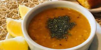 Türkiye mutfağı, farklı yörelerin kendine özgü tatlarıyla öne çıkan yöresel Türk çorbalarıyla adeta bir lezzet hazinesi sunuyor. Özellikle kış aylarında sofraların baş tacı olan bu çorbalar hem besleyici hem de doyurucu özellikleriyle dikkat çekiyor. Geleneksel tarifler, yüzyıllardır kuşaktan kuşağa aktarılırken, modern restoranlarda ve ev mutfaklarında yeniden yorumlanıyor. Yöresel Türk çorbaları, hem sağlık hem de lezzet açısından sofraların vazgeçilmezleri arasında yer alıyor. Konulu bir haber görseli.