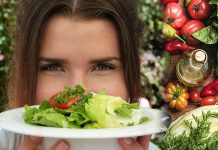 Adventist beslenme anlayışı, yalnızca bir diyet modeli değil, inanç temelli bir yaşam biçimi olarak öne çıkar. Yedinci Gün Adventistleri tarafından benimsenen bu beslenme yaklaşımı, bedeni Tanrı’nın bir emaneti olarak görür ve sağlığın korunmasını ruhsal yaşamın ayrılmaz bir parçası kabul eder. Bu nedenle Adventist beslenme, bilinçli seçimler, ölçülülük ve doğallık üzerine kuruludur. Konulu bir haber görseli.