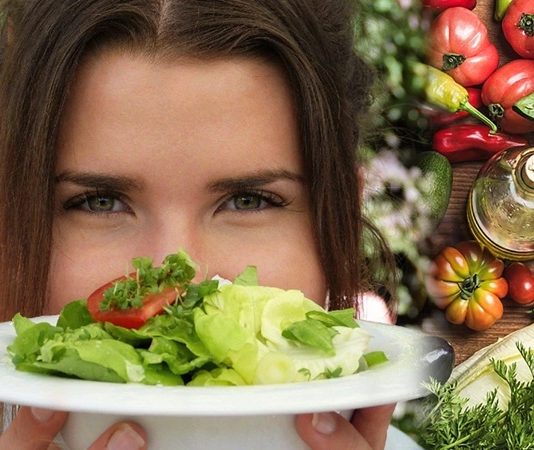 Adventist beslenme anlayışı, yalnızca bir diyet modeli değil, inanç temelli bir yaşam biçimi olarak öne çıkar. Yedinci Gün Adventistleri tarafından benimsenen bu beslenme yaklaşımı, bedeni Tanrı’nın bir emaneti olarak görür ve sağlığın korunmasını ruhsal yaşamın ayrılmaz bir parçası kabul eder. Bu nedenle Adventist beslenme, bilinçli seçimler, ölçülülük ve doğallık üzerine kuruludur. Konulu bir haber görseli.