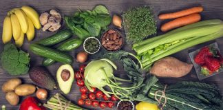 Alkalin Diyeti Doğal Beslenme Arayışında Giderek Daha Fazla İlgi Görüyor Alkalin Diyeti, son yıllarda sağlıklı yaşam ve doğal beslenme trendleriyle birlikte sıkça gündeme gelen beslenme yaklaşımlarından biri olarak öne çıkıyor. Vücudun asit-baz dengesini korumayı hedefleyen bu diyet modeli, yalnızca kilo kontrolüyle değil, genel sağlık algısıyla ilişkilendiriliyor. Özellikle işlenmiş gıdaların yoğun tüketildiği modern beslenme düzenine bir alternatif sunması, Alkalin Diyetine olan ilgiyi artırıyor. Konulu bir haber görseli.