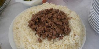 Anadolu’da düğün denildiğinde akla gelen ilk ritüellerden biri hiç şüphesiz düğün pilavıdır. Yalnızca bir yemek olarak değil, toplumsal birlikteliğin ve bereketin simgesi olarak görülen bu gelenek, yüzyıllardır varlığını sürdürmektedir. Düğün pilavı, evlenen çiftin mutluluğunu paylaşmanın, kalabalık sofralarda aynı lokmayı bölüşmenin en somut hâlidir. Bu nedenle düğün pilavı, Türk kültüründe sıradan bir pilavdan çok daha derin bir anlama sahiptir. Konulu bir haber görseli.