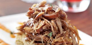 Anadolu’nun binlerce yıllık mutfak mirası içinde önemli bir yere sahip olan Tandır Kültürü, yalnızca bir pişirme yöntemi değil, aynı zamanda güçlü bir toplumsal hafızayı temsil eder. Toprakla, ateşle ve emekle kurulan bu ilişki, yemeğin yalnızca fiziksel bir ihtiyaç olmadığını; paylaşım, sabır ve gelenekle şekillenen bir kültür olduğunu gösterir. Günümüzde modern mutfak teknolojileri yaygınlaşsa da Tandır Kültürü, birçok bölgede hâlâ canlılığını korur. Konulu bir haber görseli.