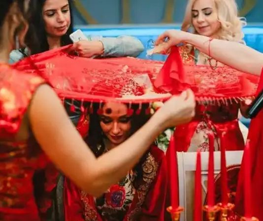 Anadolu mutfağının az bilinen ama derin anlamlar taşıyan lezzetlerinden biri olan kına tatlısı, yalnızca damaklara hitap eden bir tatlı değil; aynı zamanda ritüellerle, inançlarla ve toplumsal hafızayla iç içe geçmiş özel bir kültürel unsurdur. Özellikle İç Anadolu ve Güneydoğu Anadolu bölgelerinde bilinen bu tatlı, adını rengi ve sembolik anlamı nedeniyle kınadan alır. Düğünler, asker uğurlamaları ve bazı yöresel törenlerde yapılan kına tatlısı, sevinç ile hüzün arasında kurulan ince duygusal dengeyi temsil eder. Konulu bir haber görseli.