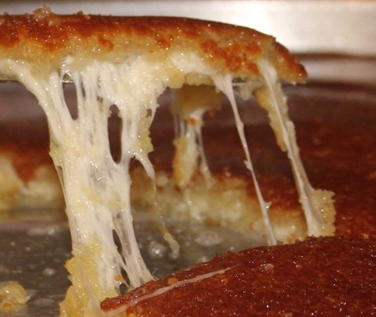 Antakya Künefesi Türkiye’nin En Çok Merak Edilen Tatlılarından Biri Olmayı Sürdürüyor Antakya künefesi, Türkiye’nin gastronomik mirasının en güçlü temsilcilerinden biri olarak hem yerli hem de yabancı ziyaretçilerin ilgisini çekmeye devam ediyor. Kadayıfın nar gibi kızarması, içindeki peyniri uzayan eşsiz yapısı ve şerbetle kurduğu kusursuz denge sayesinde bu tatlı uzun yıllardır Antakya’nın simgesi olarak kabul ediliyor. Coğrafi işaretli bir değer olan Antakya künefesi, bölgenin kültürel dokusuyla bütünleşmiş, kendine özgü malzemeleri ve hazırlama biçimiyle Anadolu mutfağının en seçkin örneklerinden biri olmaya devam ediyor. Konulu bir haber görseli.