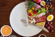 Aralıklı Oruç, son yıllarda beslenme ve sağlıklı yaşam dünyasında giderek daha fazla konuşulan bir yaklaşım haline geldi. Klasik diyet anlayışlarının aksine, ne yenildiğinden çok ne zaman yenildiğine odaklanan bu yöntem, kilo kontrolünden metabolik dengeye kadar pek çok alanda etkileriyle dikkat çekiyor. Modern yaşamın hızına uyum sağlayabilen esnek yapısı sayesinde Aralıklı Oruç, farklı yaş gruplarından bireyler tarafından ilgiyle takip ediliyor. Konulu bir haber görseli.