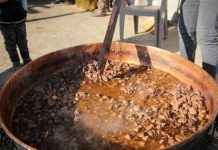 Ateşin Etrafında Birleşen Lezzet Kazanda Pişirme Kültürü Anadolu mutfağının köklü pişirme yöntemlerinden biri olan Kazanda Pişirme, sadece bir yemek tekniği değil, aynı zamanda toplumsal hafızanın ve paylaşım kültürünün önemli bir parçasıdır. Büyük hacimli yemeklerin ağır ağır pişirildiği bu yöntem, özellikle kalabalık sofralar, özel günler ve toplu organizasyonlarla özdeşleşmiştir. Kazan, yemeğin bereketini ve birlik duygusunu temsil ederken, pişirme süreci de sabrın ve emeğin simgesi olarak görülür. Konulu bir haber görseli.