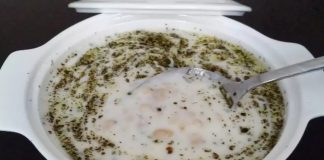 Ayran aşı, geleneksel Türk mutfağının en sevilen ve serinleten tariflerinden biri olarak öne çıkıyor. Özellikle yaz aylarında sofraları süsleyen bu yoğurt bazlı çorba, hem hafif hem besleyici bir seçenek olarak dikkat çekiyor. Ayran aşı, ferahlatıcı özelliği sayesinde sıcak havalarda hem öğle yemeklerinde hem de akşam sofralarında tercih ediliyor. Taze yeşillikler ve baharatlarla hazırlanan bu tarif, hem sağlıklı hem de doyurucu bir lezzet sunuyor. Konulu bir haber görseli.