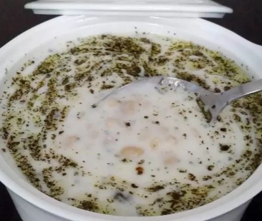 Ayran Aşı Yaz Sofralarının Ferahlatıcı Lezzeti Ayran aşı, geleneksel Türk mutfağının en sevilen ve serinleten tariflerinden biri olarak öne çıkıyor. Özellikle yaz aylarında sofraları süsleyen bu yoğurt bazlı çorba, hem hafif hem besleyici bir seçenek olarak dikkat çekiyor. Ayran aşı, ferahlatıcı özelliği sayesinde sıcak havalarda hem öğle yemeklerinde hem de akşam sofralarında tercih ediliyor. Taze yeşillikler ve baharatlarla hazırlanan bu tarif, hem sağlıklı hem de doyurucu bir lezzet sunuyor. Konulu bir haber görseli.
