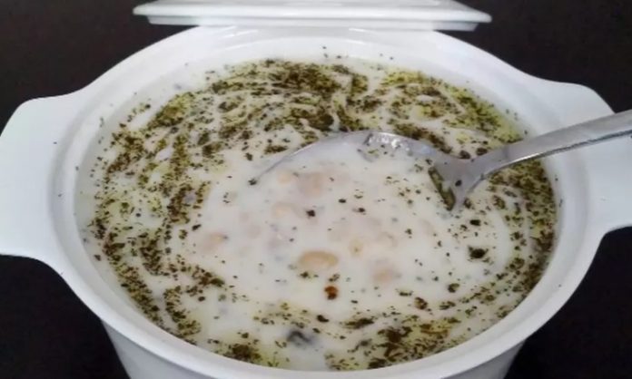 Ayran aşı, geleneksel Türk mutfağının en sevilen ve serinleten tariflerinden biri olarak öne çıkıyor. Özellikle yaz aylarında sofraları süsleyen bu yoğurt bazlı çorba, hem hafif hem besleyici bir seçenek olarak dikkat çekiyor. Ayran aşı, ferahlatıcı özelliği sayesinde sıcak havalarda hem öğle yemeklerinde hem de akşam sofralarında tercih ediliyor. Taze yeşillikler ve baharatlarla hazırlanan bu tarif, hem sağlıklı hem de doyurucu bir lezzet sunuyor. Konulu bir haber görseli.