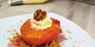 Kış aylarının en sevilen meyvelerinden biri olan ayva, yalnızca vitamin ve mineral açısından zengin içeriğiyle değil aynı zamanda Türk mutfağındaki özel yeriyle dikkat çekiyor. Özellikle soğuk havalarda sofraların tatlı ihtiyacını karşılayan ayva tatlısı, hem hafif yapısıyla hem de besleyiciliğiyle öne çıkıyor. Son yıllarda yeniden popüler hale gelen tatlı, restoranlarda ve evlerde sıkça hazırlanıyor. Konulu bir haber görseli.